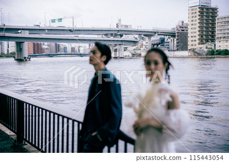 新郎新娘在河邊拍攝婚紗照 新郎新娘在河邊拍攝婚紗照 115443054