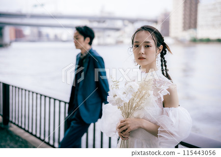 新娘和新郎表情悲傷 新娘和新郎表情悲傷 115443056