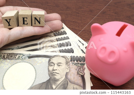 日本 10,000 日元鈔票和 YEN 這個詞 日本 10,000 日元鈔票和 YEN 這個詞 115443163