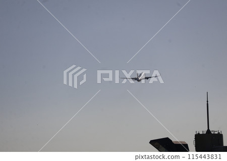 一架飛機飛向藍天的後方視圖 一架飛機飛向藍天的後方視圖 115443831
