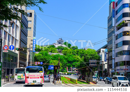 熊本城和市中心/藍天映襯下的道路交通場景（熊本市道町筋） 115444538