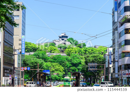 熊本城和市中心/藍天映襯下的道路交通場景（熊本市道町筋） 115444539
