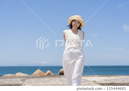 在美麗的夏日海灘上放鬆的女人 115444685