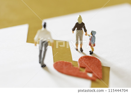 Divorce and child custody image 115444704