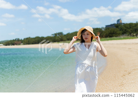 一個女人在美麗的熱帶海灘上放鬆 一個女人在美麗的熱帶海灘上放鬆 115445062
