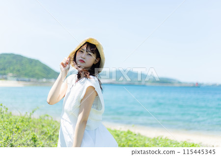 放鬆在海岸的婦女 115445345
