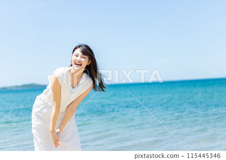 站立在海的一名婦女 115445346