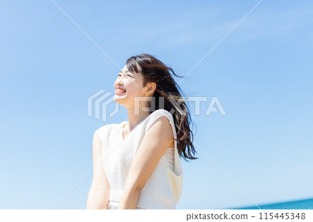 放鬆在海岸的婦女 115445348