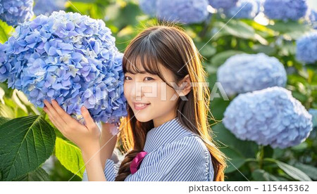 繡球花和年輕女子 115445362