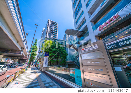 日本六月的東京城市景觀。東急電鐵駒澤大學站東口（畫面背面）等景觀 115445647