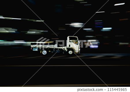 一輛白色卡車在城市道路上行駛的平移鏡頭 115445985