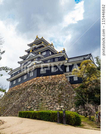 Okayama Castle, with its powerful final boss vibe, under dark clouds Okayama Castle, with its powerful final boss vibe, under dark clouds 115446682