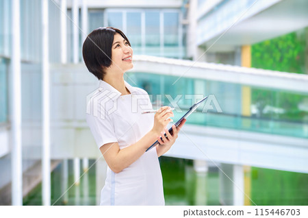 微笑在醫院工作的白大褂的醫務工作者 115446703