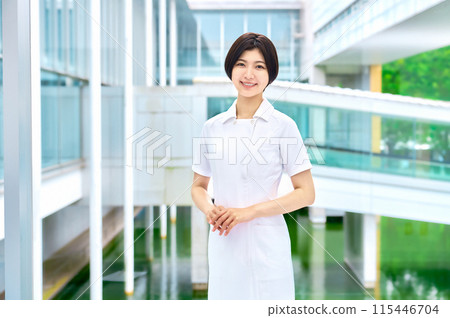 微笑在醫院工作的白大褂的醫務工作者 115446704