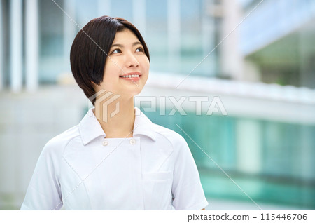 微笑在醫院工作的白大褂的醫務工作者 115446706