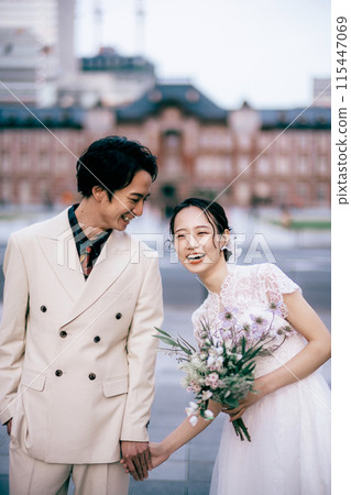 情侶在東京車站前邊走邊笑 115447069