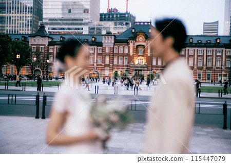 新郎新娘在東京車站前面對面 115447079