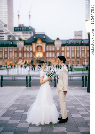 新郎新娘在東京車站前面對面 115447083