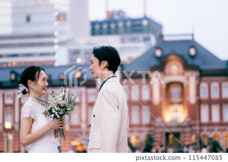 新郎新娘在東京車站前面對面 115447085