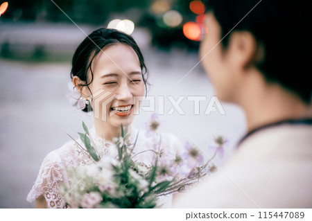 新娘和新郎在東京車站前微笑 115447089