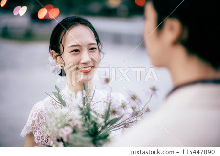 新娘和新郎在東京車站前微笑 115447090