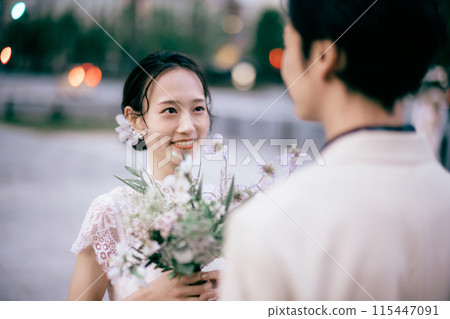 新娘和新郎在東京車站前微笑 115447091