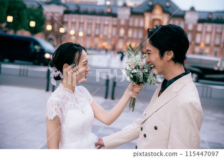 新娘在東京車站前拿著捧花開玩笑 115447097