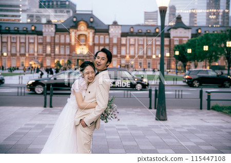 東京車站前擁抱的情侶 115447108