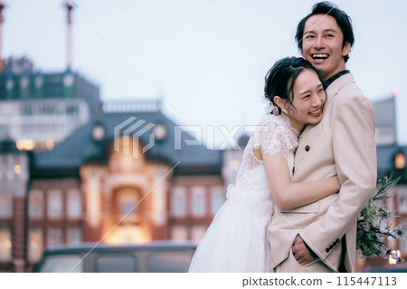 東京車站前擁抱的情侶 東京車站前擁抱的情侶 115447113