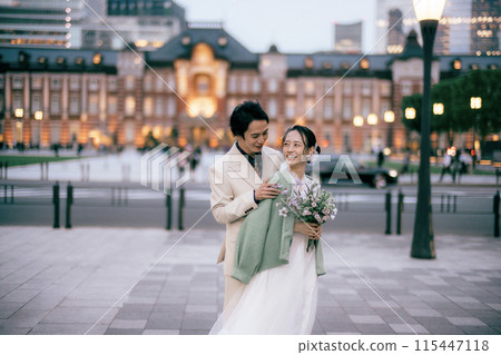 新郎從背後溫暖新娘 115447118