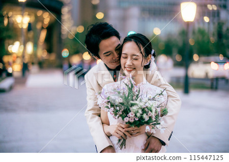 東京前新郎擁抱新娘 115447125