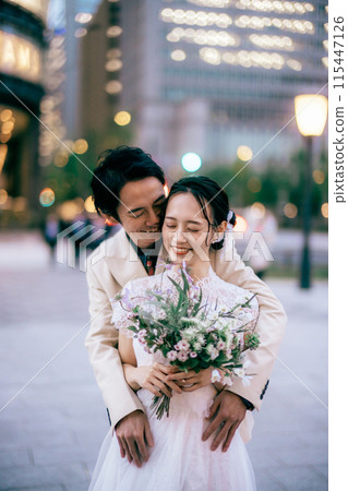 東京前新郎擁抱新娘 東京前新郎擁抱新娘 115447126