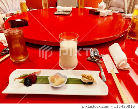 Toasting with appetizers at a Chinese restaurant Toasting with appetizers at a Chinese restaurant 115450819