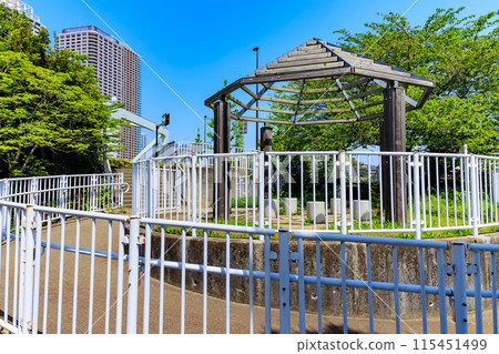 漂浮在東京江東區晴海運河上的中之島公園 115451499