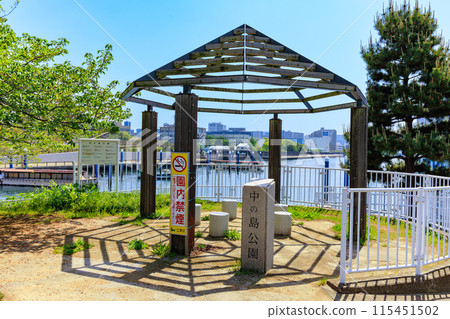 漂浮在東京江東區晴海運河上的中之島公園 漂浮在東京江東區晴海運河上的中之島公園 115451502