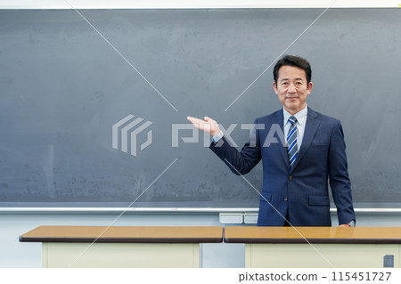 老師指著黑板 115451727