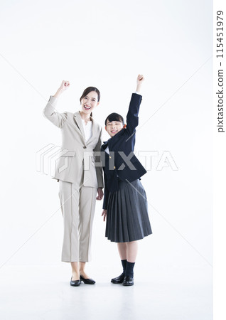 老師和學生，白色背景，看著相機 115451979