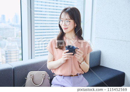 在辦公室沙發上喝咖啡的女人 115452569