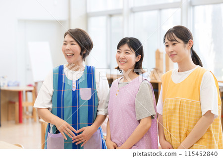 Images of nursery school and after-school care teachers and teachers: Young teachers and veteran teachers 115452840