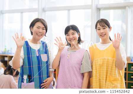 幼兒園或學校保育員或老師揮手致意的照片。 幼兒園或學校保育員或老師揮手致意的照片。 115452842