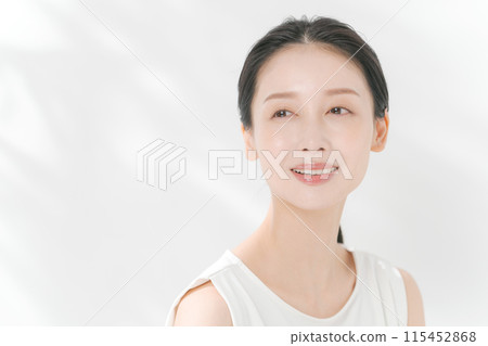 Middle-aged women who feel the moisture of their skin Middle-aged women who feel the moisture of their skin 115452868