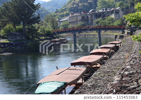 河面上的船屋、河流、橋樑、樹木公園、住宿大樓等旅遊勝地的風景。 河面上的船屋、河流、橋樑、樹木公園、住宿大樓等旅遊勝地的風景。 115453063