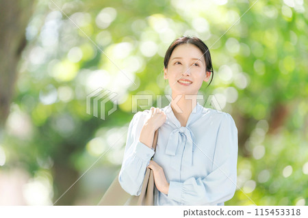 微笑以新鮮綠色的女商人 115453318