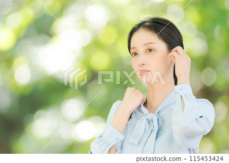 Business woman smiling in the fresh green 115453424