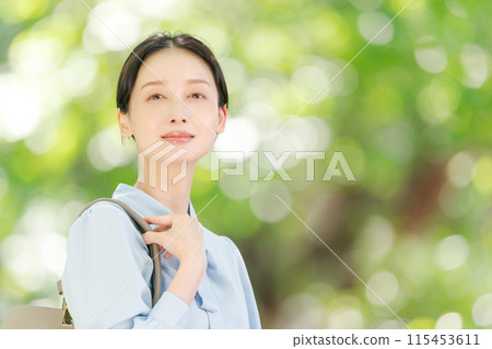 Business woman smiling in the fresh green 115453611