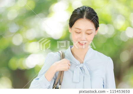 微笑以新鮮綠色的女商人 115453650