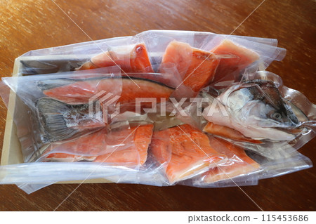 紙箱中的鮭魚片 紙箱中的鮭魚片 115453686