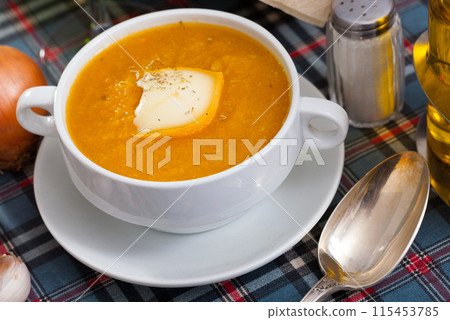 Appetizing vegetable soup puree 115453785