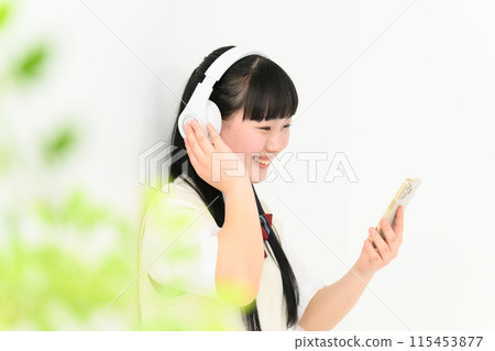 高中女孩聽音樂耳機 115453877