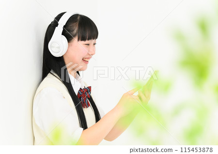 高中女孩聽音樂耳機 115453878